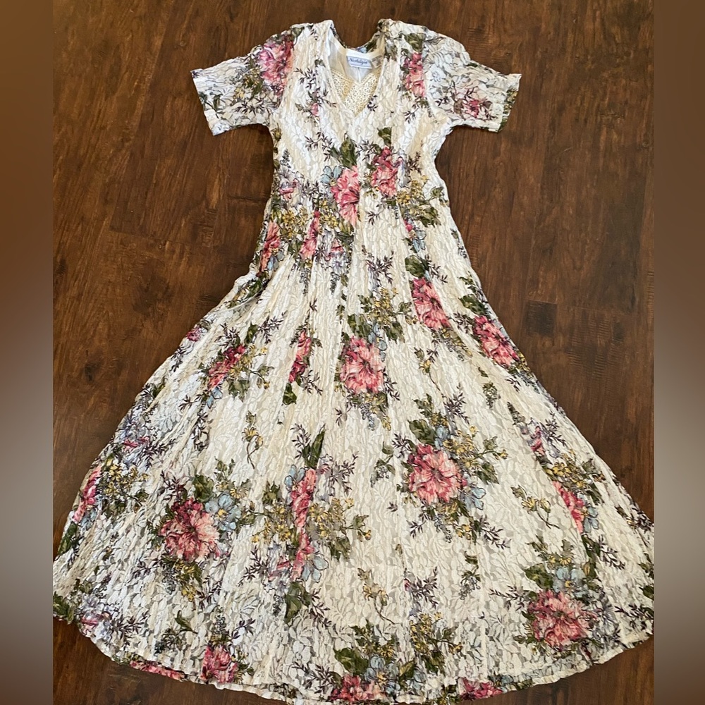 Nostalgia Crinkly Lace Floral Rayon Dress!!
